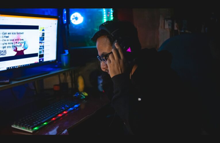 Desk-mounted headphone hook – crafted order for your setup